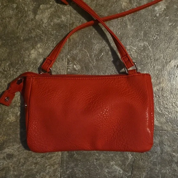 Small red kenneth cole crossbody purse - Picture 2 of 4